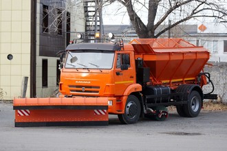 КДМ на базе шасси КАМАЗ 53605 пескач 7м³, отвал и щётка