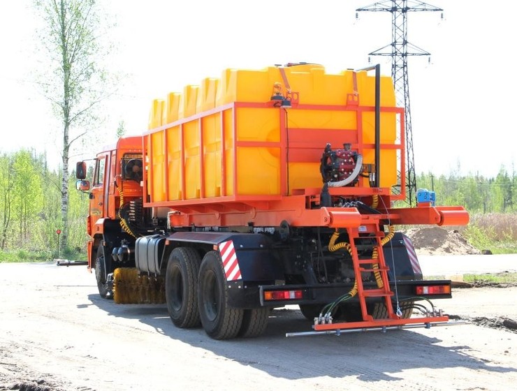 КДМ на базе шасси КАМАЗ 65115 поливомойка 9м³ и щётка